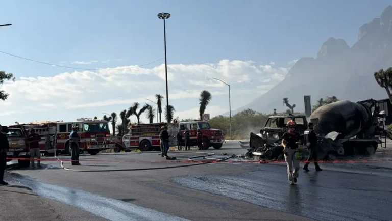 Mujer muere tras choque contra revolvedora en avenida Paseo de los Leones en NL