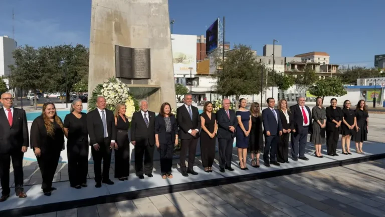 Monterrey conmemora 430 años de su fundación con guardia de honor en el Obelisco