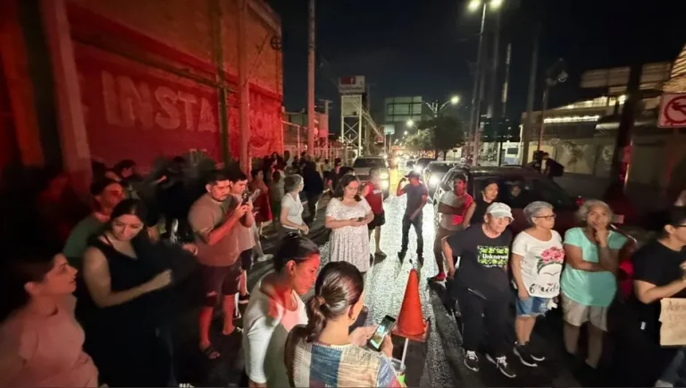 Vecinos bloquean avenida Conchello en Monterrey por falta de luz