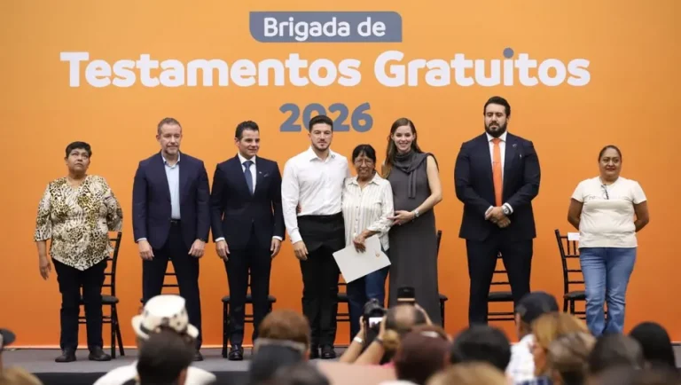Samuel García entrega testamentos gratuitos y pide extender campaña hasta octubre