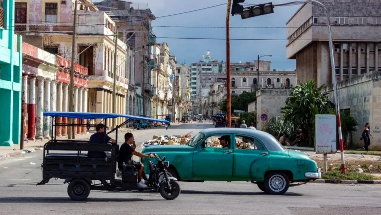 EU evalúa despliegue militar para posible operación en torno a Cuba, reportan