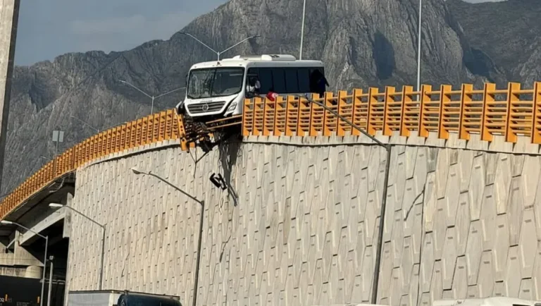 Camión de personal queda a punto de caer de puente en García; reportan 5 heridos