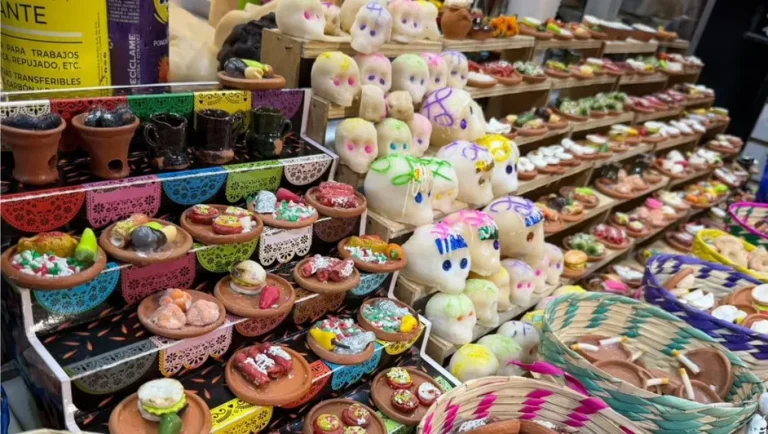 Flores, veladoras y pan: cuánto cuesta preparar un altar de muertos