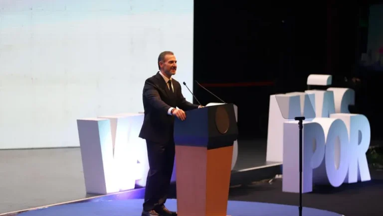 Entre figuras del PAN y PRI, Adrián de la Garza rinde Segundo Informe en Monterrey