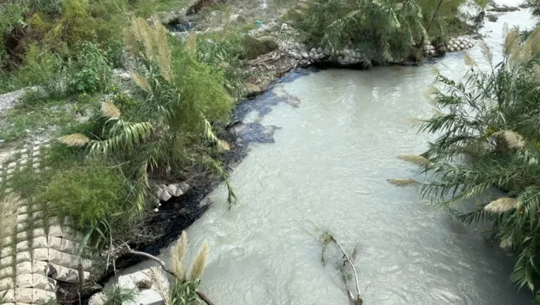 Reportan derrame de combustible en el río Pilón por fuga en ducto de Pemex