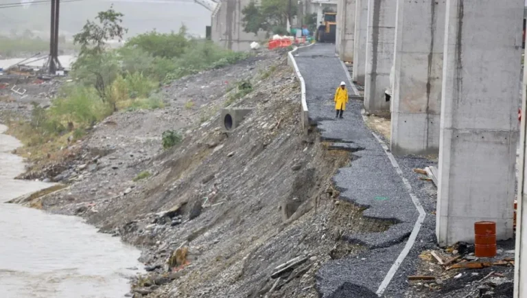 Fuertes lluvias provocan deslave en tramo del Parque Lineal en Monterrey