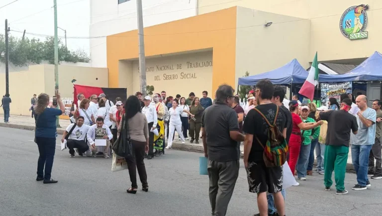 Trabajadores del Seguro Social retoman protestas en Monterrey