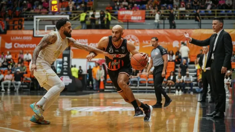 Fuerza Regia asegura su pase directo a los Playoffs de la LNBP tras vencer a Soles