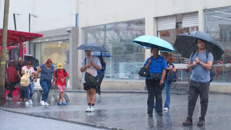 Frente frío llega a Nuevo León con lluvias; activan operativo preventivo