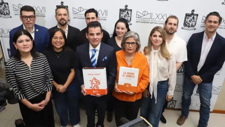 Miguel Flores entrega al Congreso de NL el Quinto Informe de Samuel García