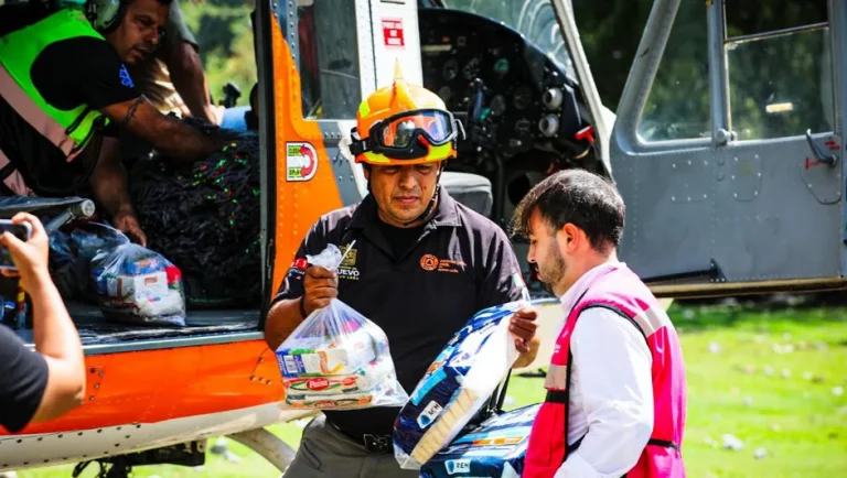 Despliegan apoyo aéreo con despensas y atención médica en La Huasteca