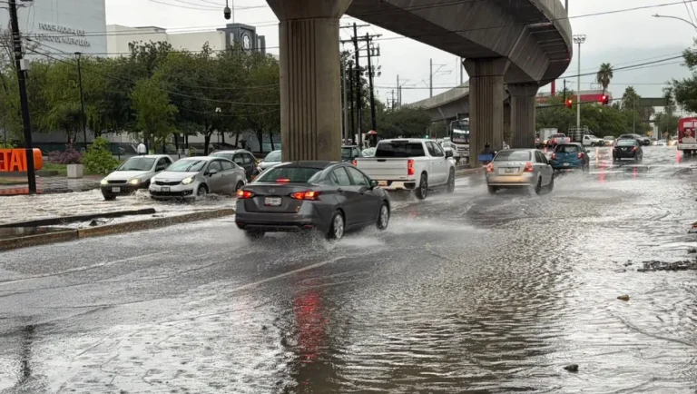 Fuertes lluvias provocan inundaciones y cierres viales en Nuevo León 