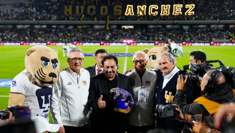 Pumas rinde homenaje a Hugo Sánchez a 50 años de su debut