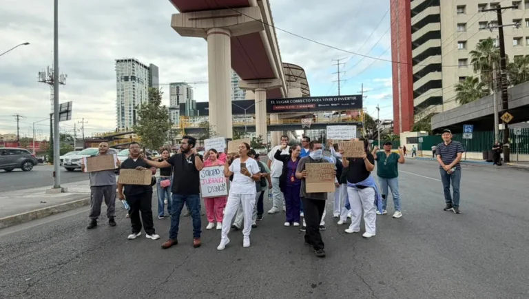 Personal del IMSS protesta por segundo día consecutivo en Monterrey