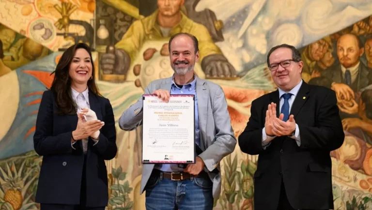 Juan Villoro pide priorizar la cultura y la educación tras recibir el Premio Carlos Fuentes